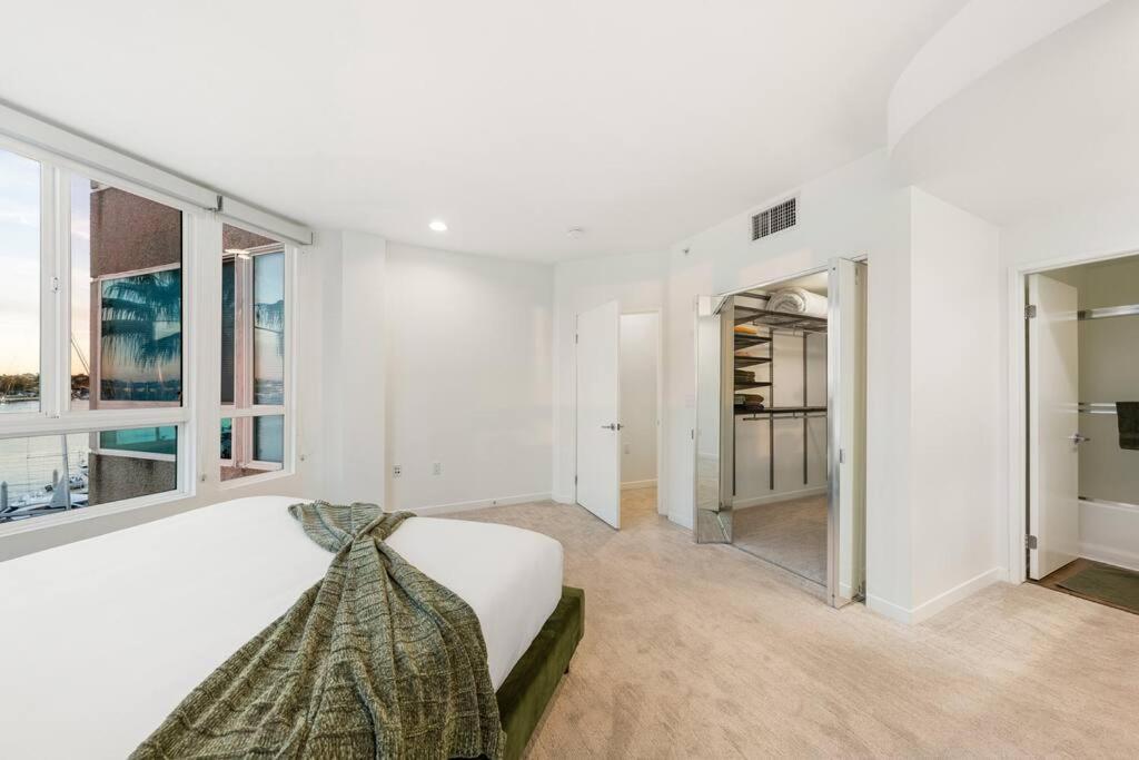 Skyline Oasis: Luxe 3-floor Waterfront Penthouse Apartamento Los Ángeles